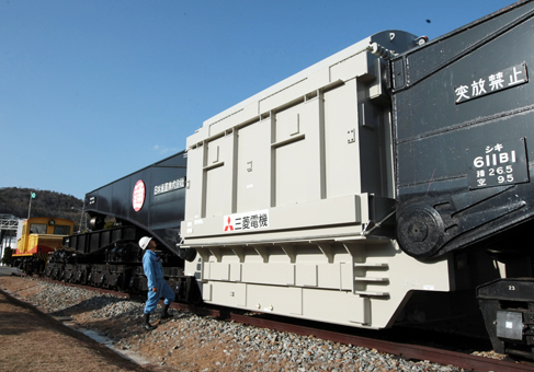 国内唯一の専用貨車で輸送される三菱電機赤穂工場製の大型変圧器