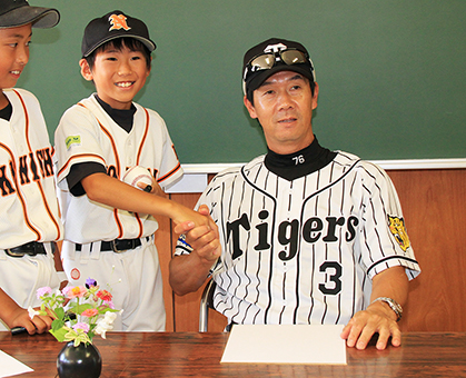 野球教室終了後にサインや握手に応じた元阪神の八木裕さん