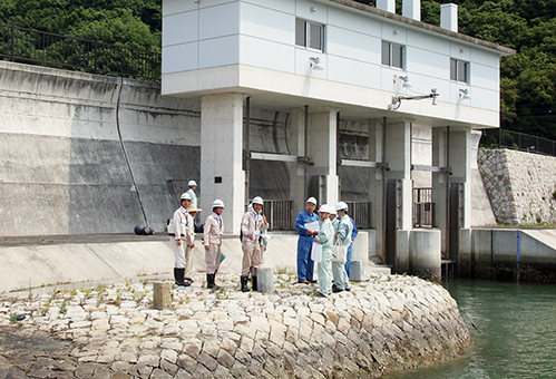 県と市の関係者らが福浦の海岸堤防を視察した防災パトロール