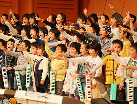 児童たちが元気いっぱいにステージで歌った城西小の学校創立記念コンサート