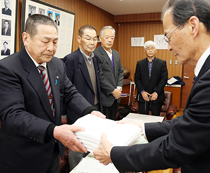 柔道部存続を求めて署名簿を提出する池田正男代表(左)
