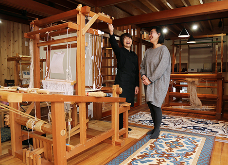 赤穂緞通の工房ギャラリーをオープンした久田マサヨさん(左)と設計を担当した根来エミさん