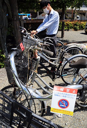 ＪＲ播州赤穂駅の南側ロータリーで迷惑駐輪の自転車に警告札を取り付ける市職員