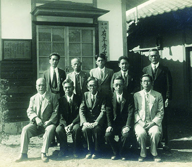 開館当時の記念写真＝前列左から２人目が松岡秀夫氏。同館提供