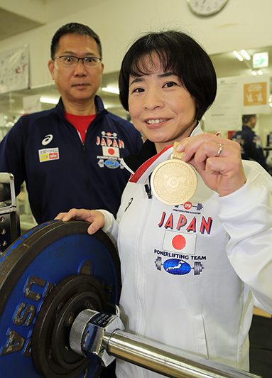 パワーリフティングの世界選手権で２年連続７度目の金メダルに輝いた福島友佳子さんとコーチの和文さん
