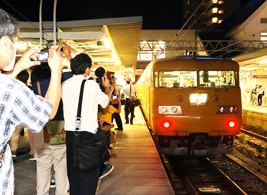 １１７系車両の最終便を見ようと多くの鉄道ファンが集まった播州赤穂駅ホーム