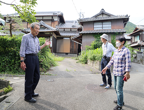 「百姓伊助」宅を探して福浦地区を調査した高塚洋さん(左)と奥道一二美さん(右)