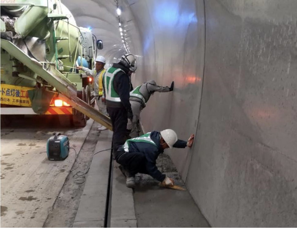 １２月５日のトンネル内水路施工状況＝＝西日本高速道路提供