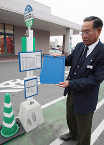 被害に遭った停留所。手に持っているのが壊れたフレームの破片