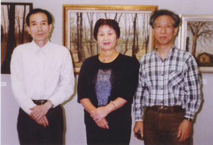 「郷土の仲間三人展」を開く=右から=田中さん、木村さん、大田さん=田中さん提供