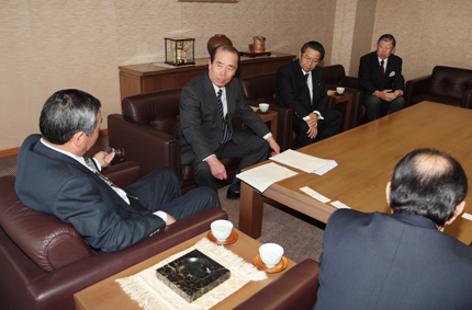 定数削減についての要望書を議会に提出する赤穂経営者協会の前田哲児会長=左から2人目