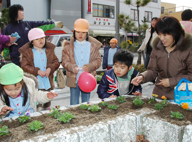 園児らも参加した駅前花いっぱいリレー