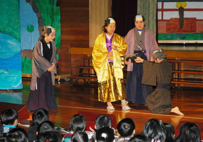 6年生児童が熱演した有年小の創作劇