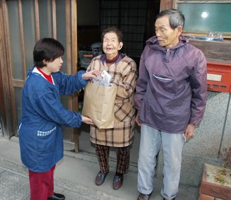 お年寄りに喜ばれた友愛訪問