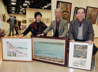 三人展を記念して市に作品を寄贈する=右から=大田さん、田中さん、木村さん