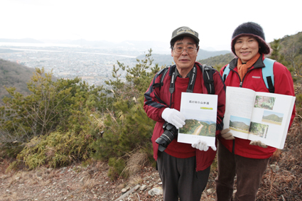 赤穂の主な登山道を本にまとめた松村完治さん・真弓さん夫妻=尾崎丸山で