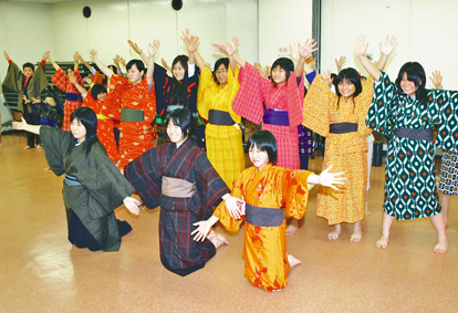 定期演奏会に向けて練習する赤穂市児童合唱団のみなさん