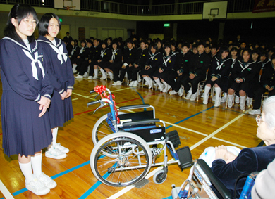 赤穂西中学校であった車椅子の贈呈式