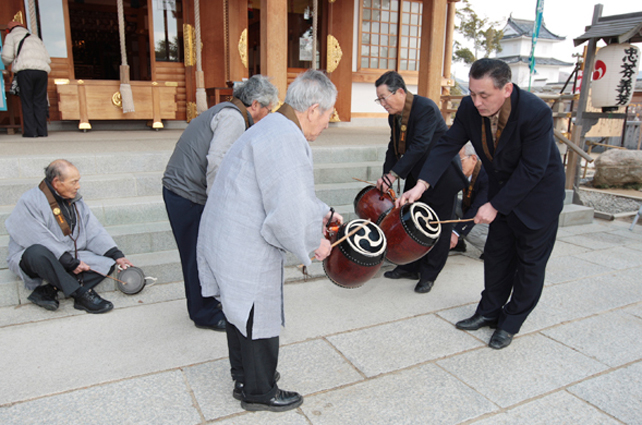 伝統ある太鼓念仏で義士を慰霊する栗原・大念仏講のみなさん