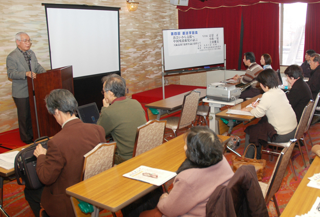 小松さんの話に耳を傾けた学習会