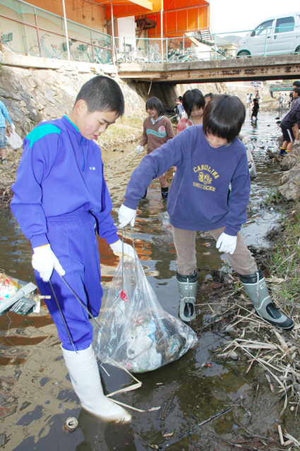 加里屋川を清掃する赤穂小6年生