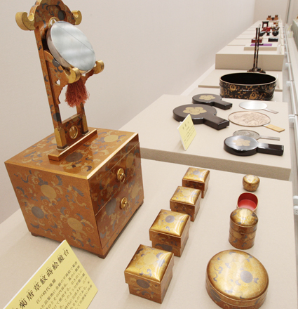 展示品の一つ「梨地菊唐草紋蒔絵鏡台」=江戸後期
