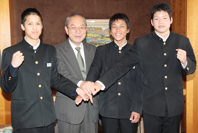 「実力を出し切って」と豆田市長から激励された=左から=宮本、久保、久田選手
