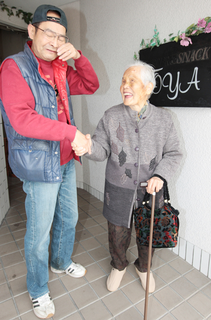 ケガの癒えた古江さんの姿に感激する大宅さん