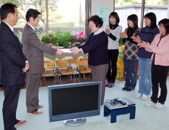 テレビとDVDプレーヤーの贈呈式
