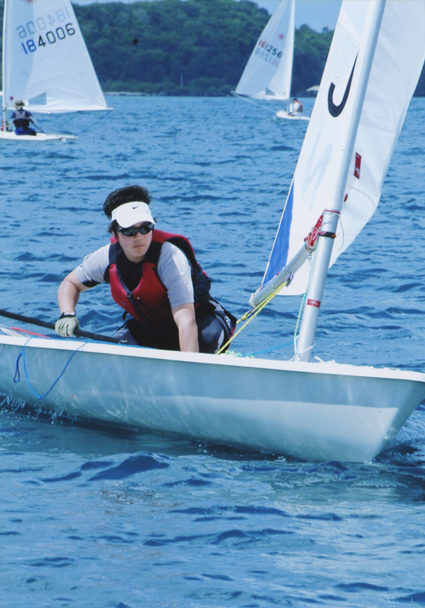 親善レガッタでグアムの海を疾走する浜尾英明希選手
