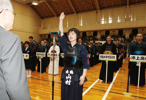 選手宣誓する山村彩・赤穂高主将