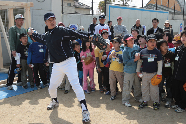 子どもたちの前で手本を示す山田さん
