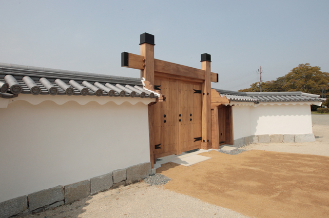 整備された二之丸庭園の表門