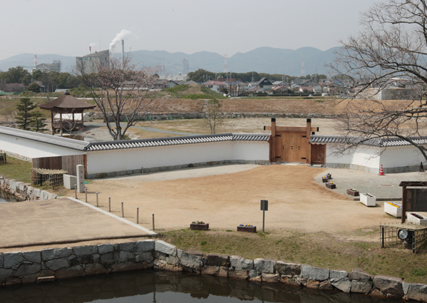 本丸城壁から見た二之丸庭園の表門。奥に見えるのが同時に整備された土塁
