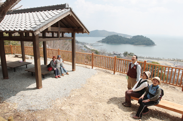 新たに整備された休憩舎。生島、ふるさと海岸、酒蔵などが一望できる