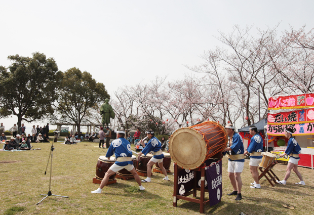 義士太鼓で幕を開けた「赤穂御崎さくらまつり」