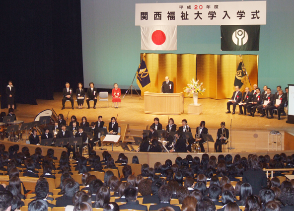 346人が学生生活をスタートした関西福祉大の入学式