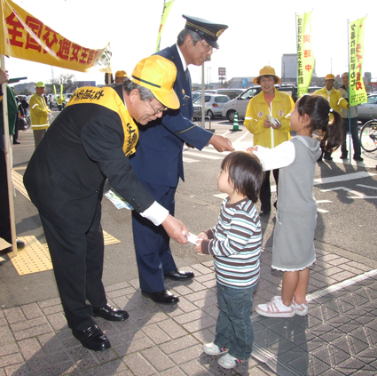 写真は豆田市長も参加した交通安全キャンペーン
