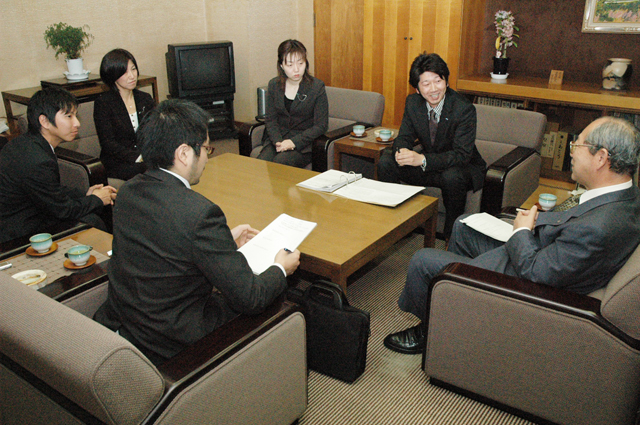初めて夜間に開催された「市長こんわ会」
