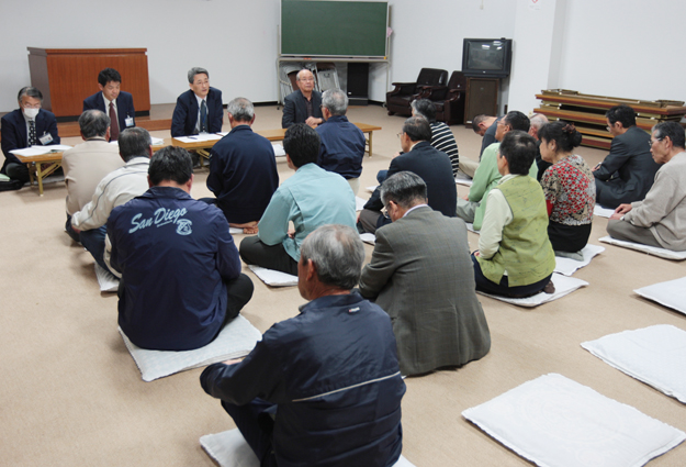 地元住民から存続を望む意見が多く出された説明会=折方集会所