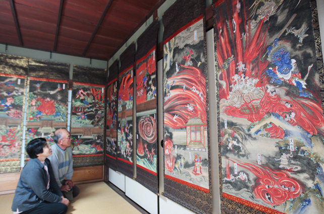 2年に一度の「御絵解法要」で公開された誓教寺の地獄絵