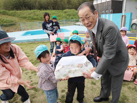 社会福祉協議会からはおもちゃのプレゼント