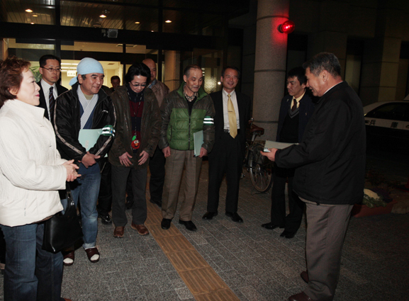赤穂警察署に集合して巡回に出発する「暴力団と関係を断つ会」のみなさん