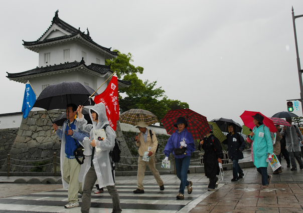 赤穂城前を歩く参加者