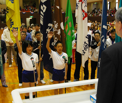 開会式で選手宣誓する高下君と大賀さん