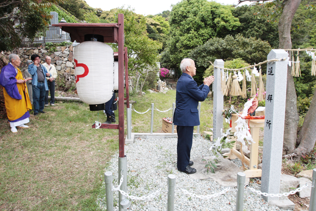 再建された遙拝所で行われた神事