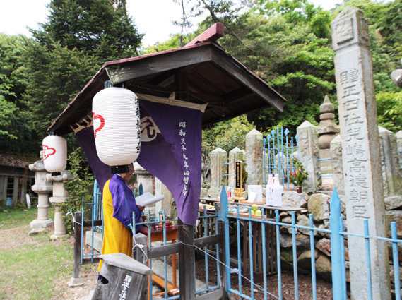 児島高徳の遺徳を偲んだ墓前祭=船岡園の墓所で