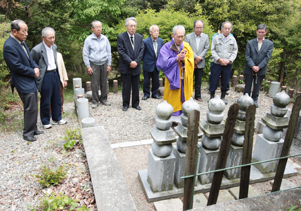 茶臼山頂近くにある高徳の義父・和田範長一族の墓所にも参拝