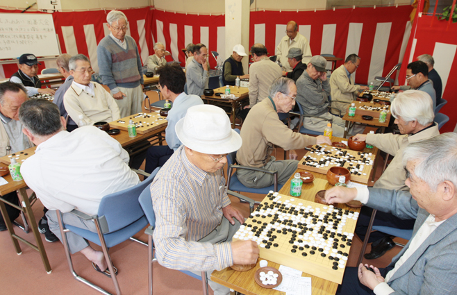 アマチュア棋士が熱戦を繰り広げた第1回ふれあい囲碁大会