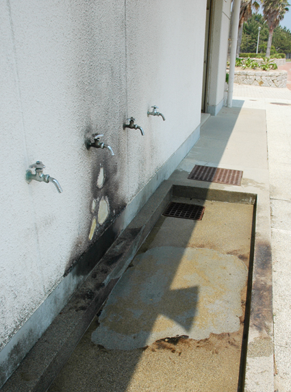 焼け焦げたトイレ外壁